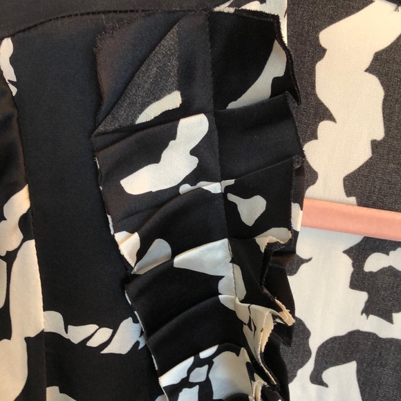 Banana Republic silky fitted blouse - Picture 4 of 5